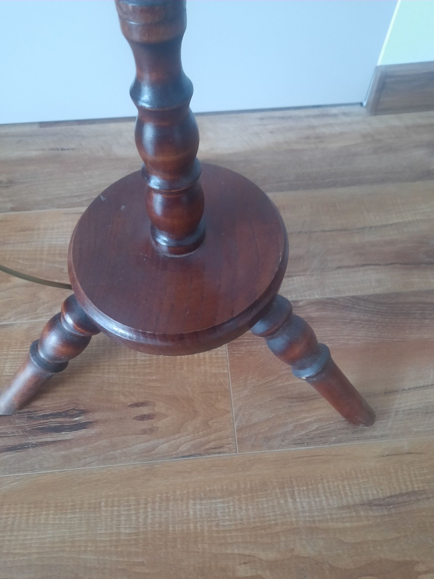 Lampa stojąca drewniana