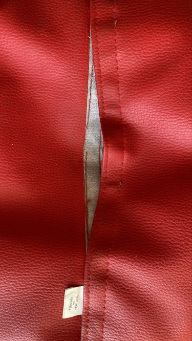 Puff redondo em pele sintética vermelha