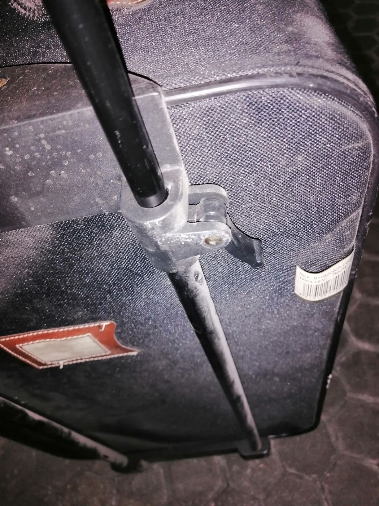 Mala de viagem usada. Dimensões de mala de cabine.