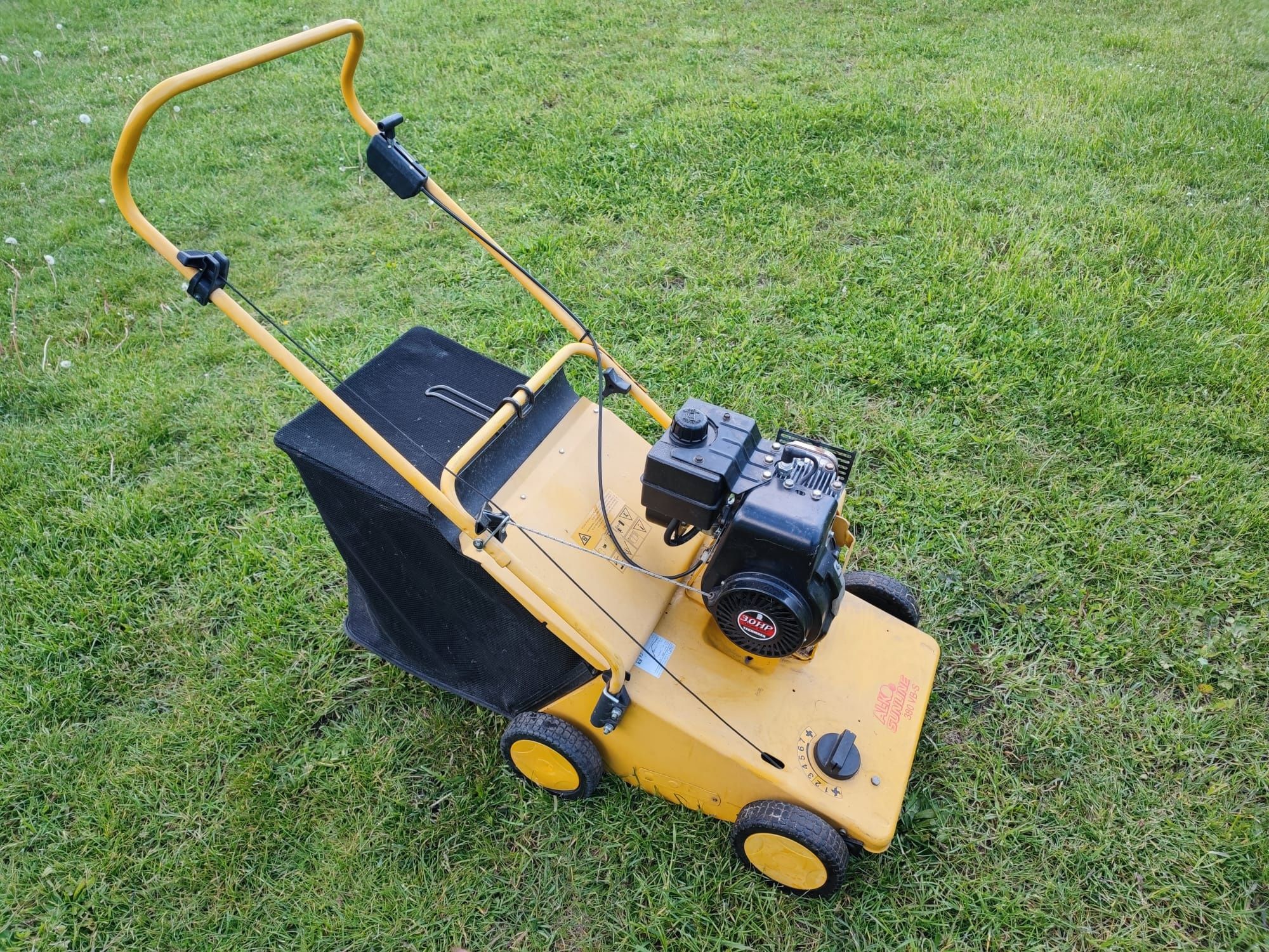 Wertykulator spalinowy z koszem do trawy
