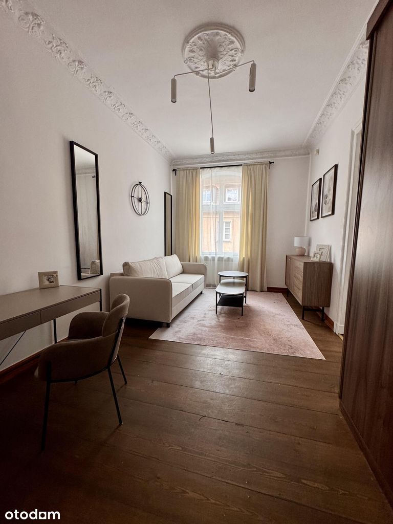 Przestronny, w pełni urządzony apartament w centru