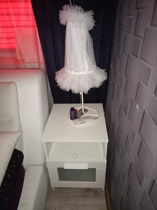 Piękne szafeczki nocne z lampkami LED