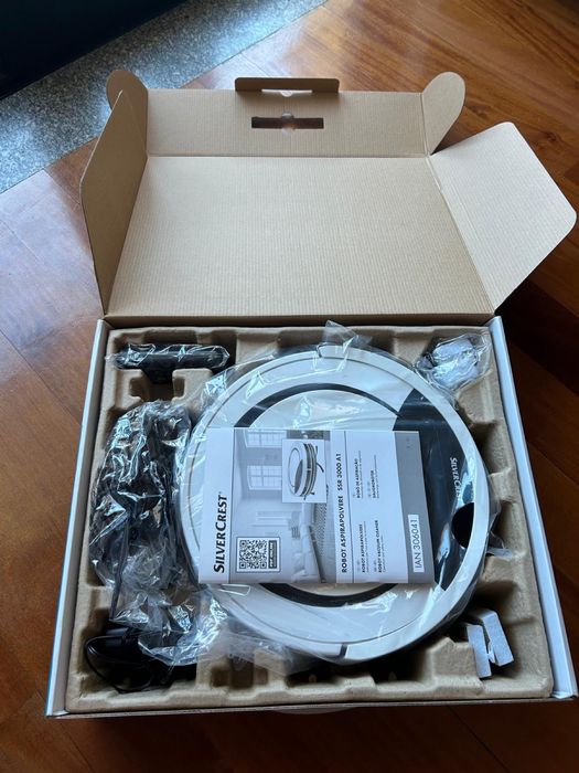 Aspirador robot Silvercrest com acessorios incluidos