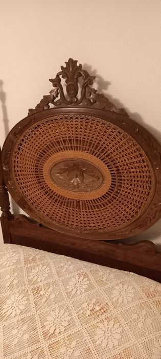 Cama de solteiro antiga