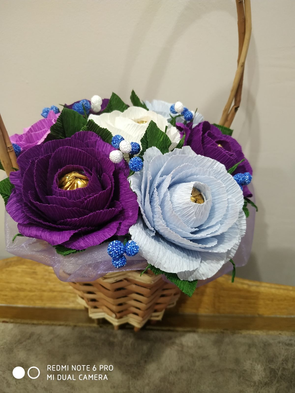 Цветы в корзинке из гофрированной бумаги с конфетами