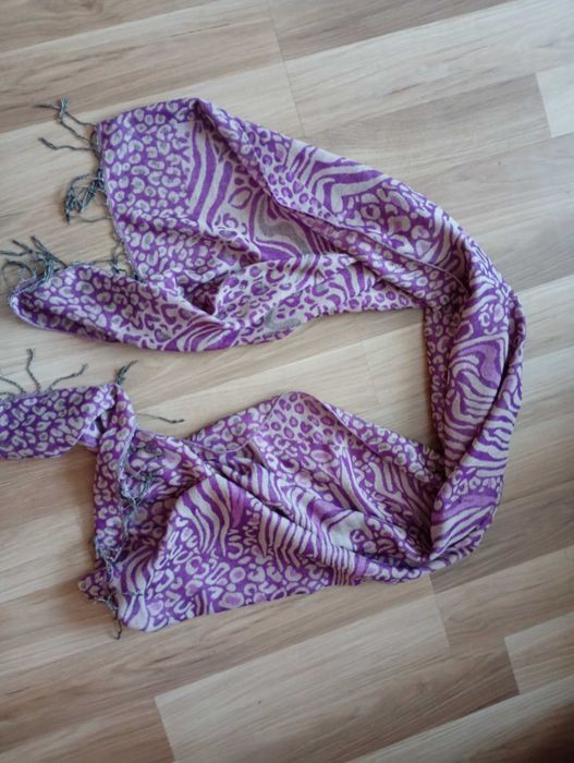 Fioletowy szal z frędzlami