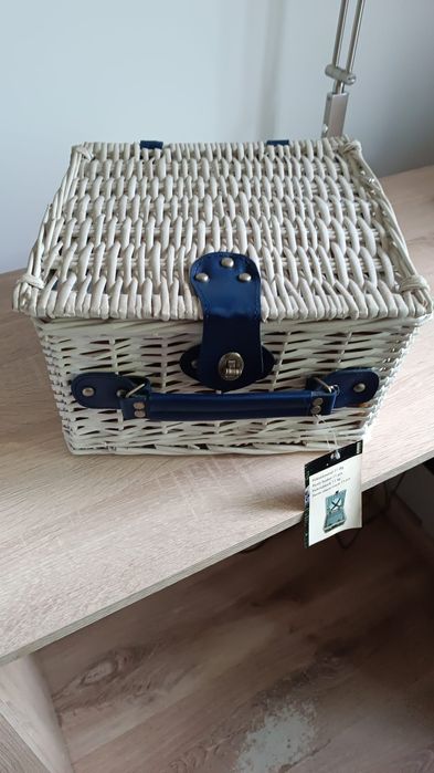 Kosz piknikowe z wyposażeniem