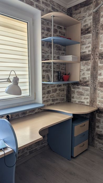 Стіл для двох з полицями тумбами

Продаю зручний двомісний письмовий/р