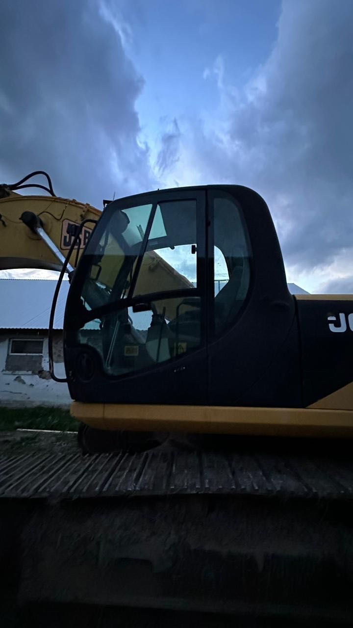 Продам гусеничний екскаватор JCB