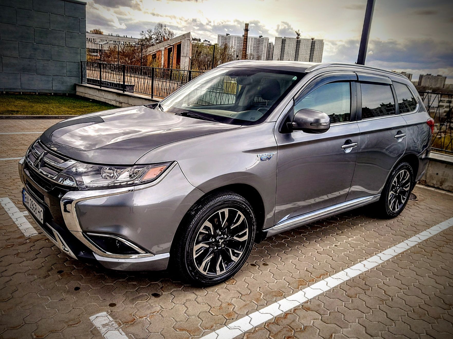 8400/нед. Аренда авто Mitsubishi Outlander PHEV (Подзарядаемый гибрид)
