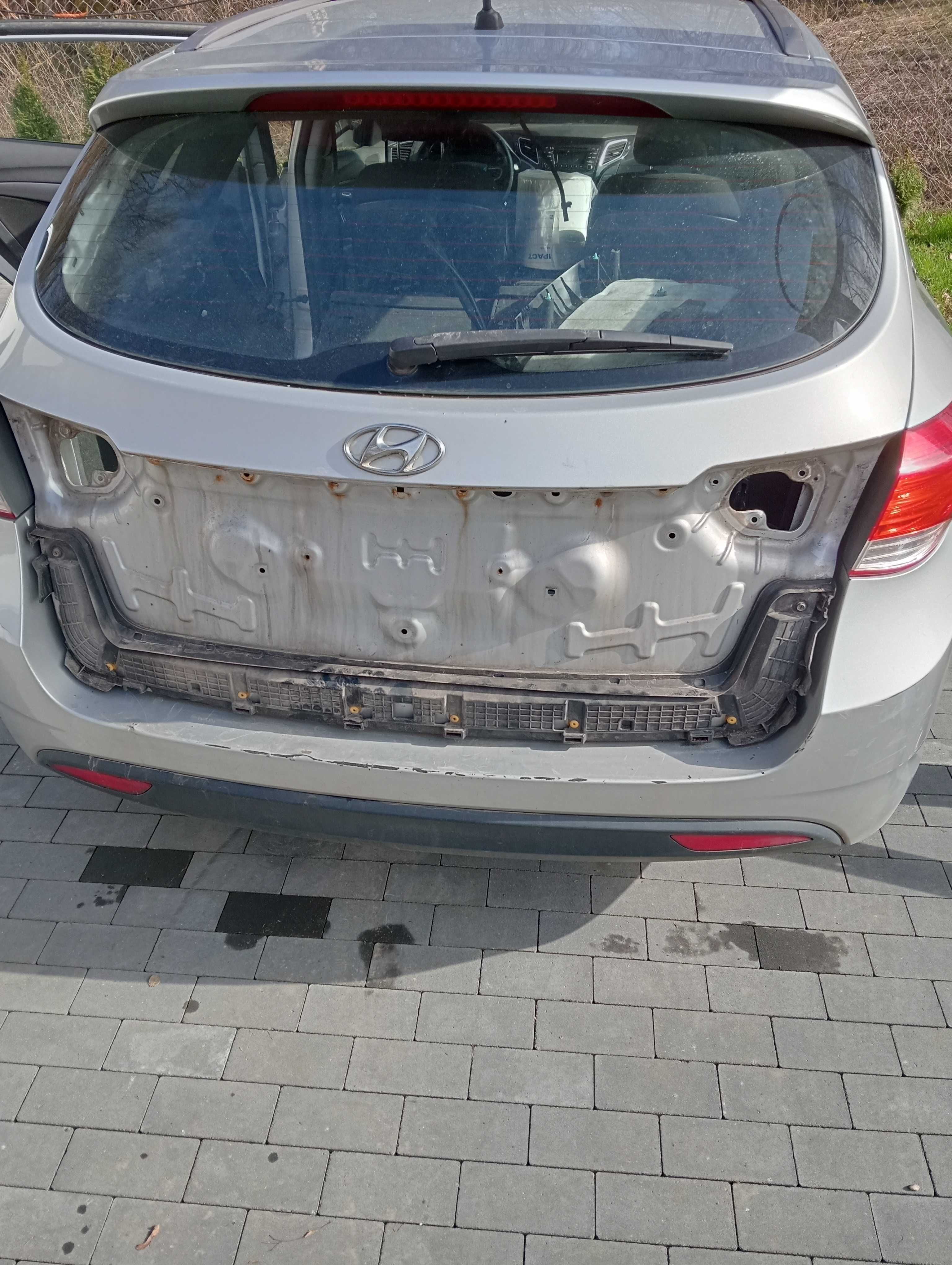 Klapą bagażnika Hyundai i40 kolor n3s