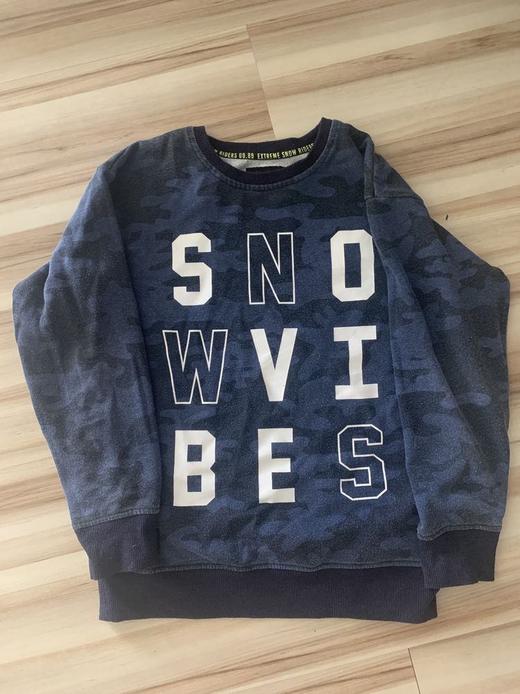Granatowa bluza moro z bialym napisem