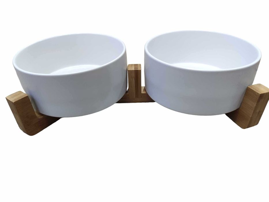 Zestaw misek białych ceramicznych na bambusowej podstawce