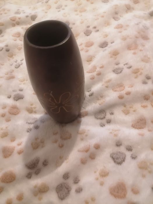 Vaso de madeira com desenho floral