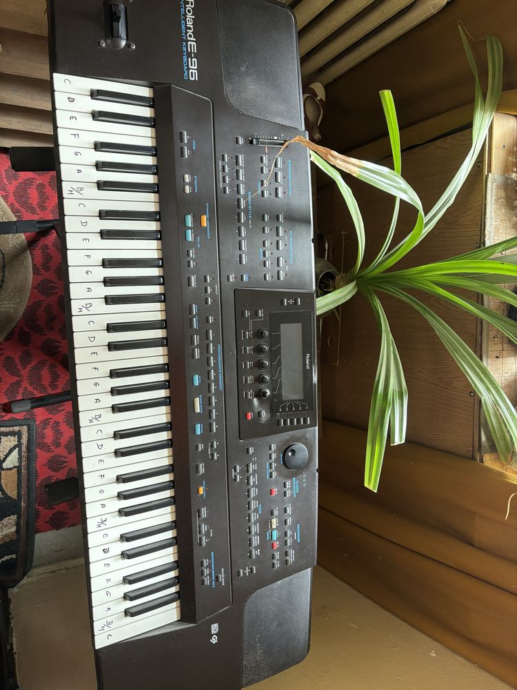 Roland E-96 Syntezator