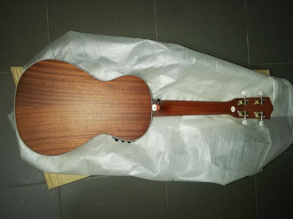 Ukulele concerto elétrico novo