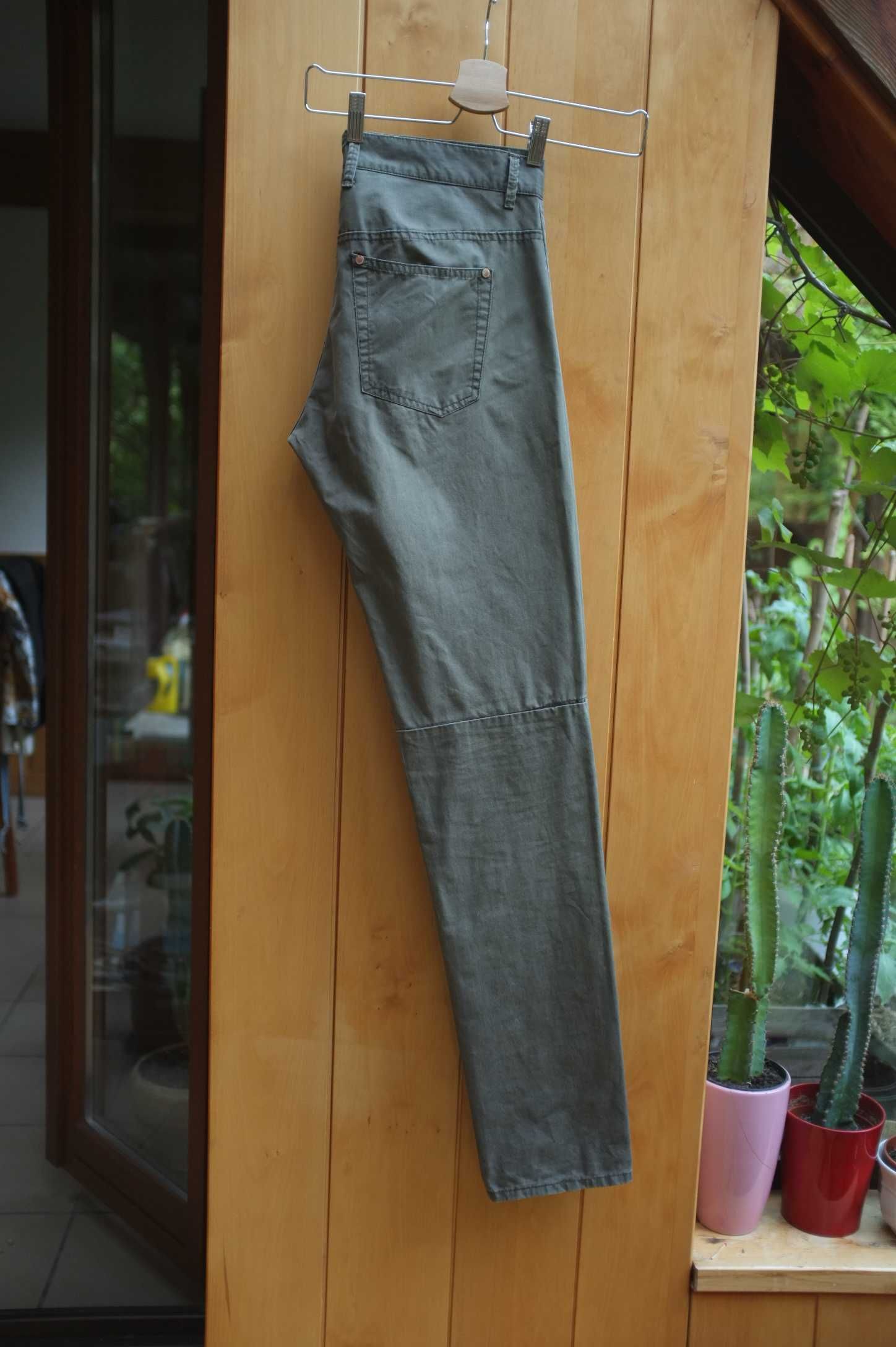 zielone trekkingowe płócienne spodnie Peak Performance khaki W30 L32