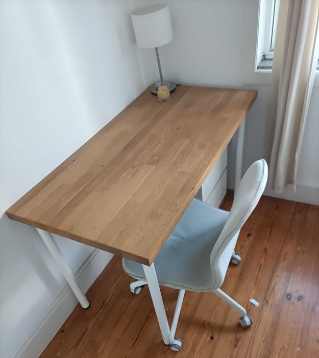 mesa de secretária com cadeiras de escritório