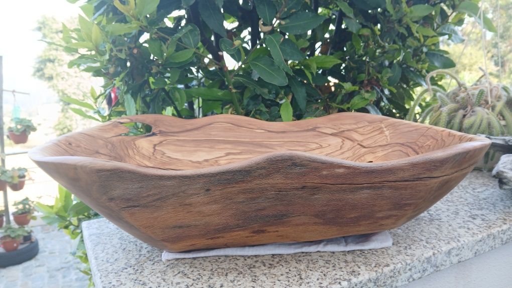 Fruteira, centro de esculpida em tronco de oliveira