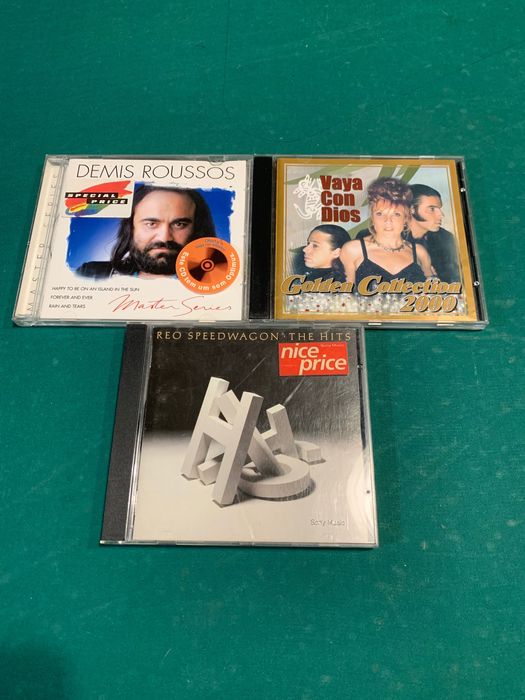 Cds de música anos 60 e 80.