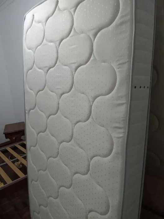 Vendo Cama de Solteiro/a com Estrado e Colchão