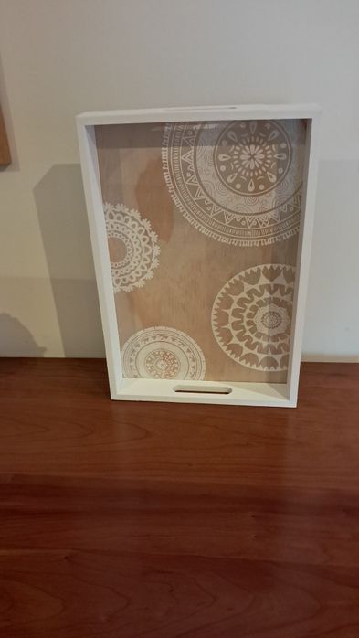 Tabuleiro branco com motivos redondos ideal para café ou chá