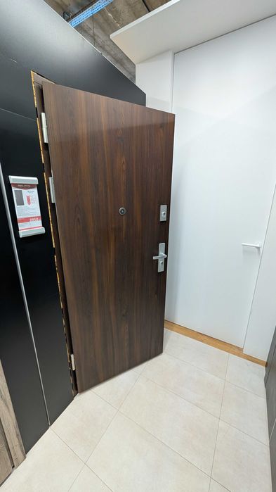 Drzwi Wejściowe do mieszkań C30 L80 otwierane na zew. jesion kawowy