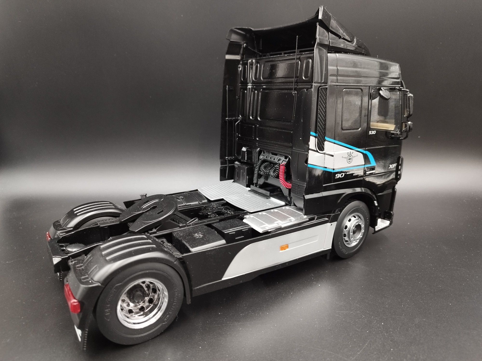 1:18 Premium ClassiXXs 2018 DAF XF Space Cab Black model nowy