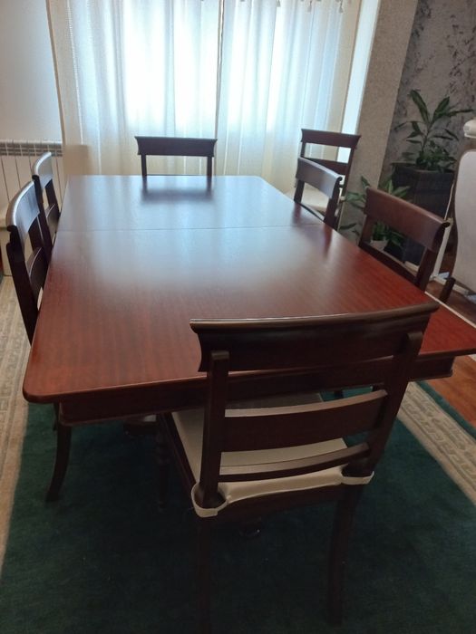 Mesa com 8 cadeiras