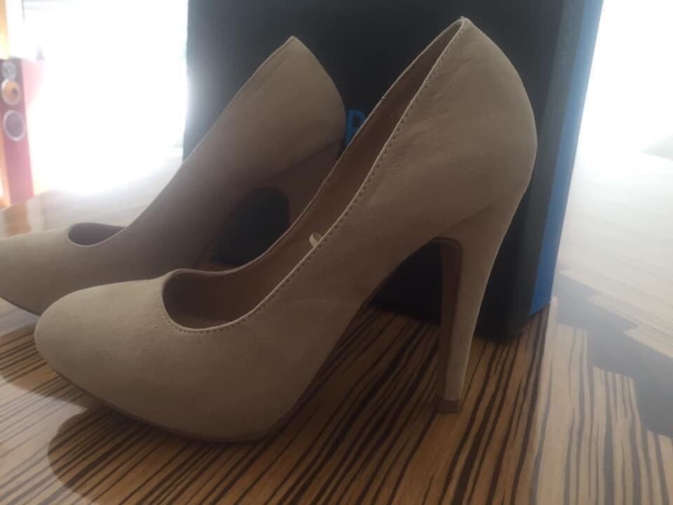 Sapatos beje de salto alto