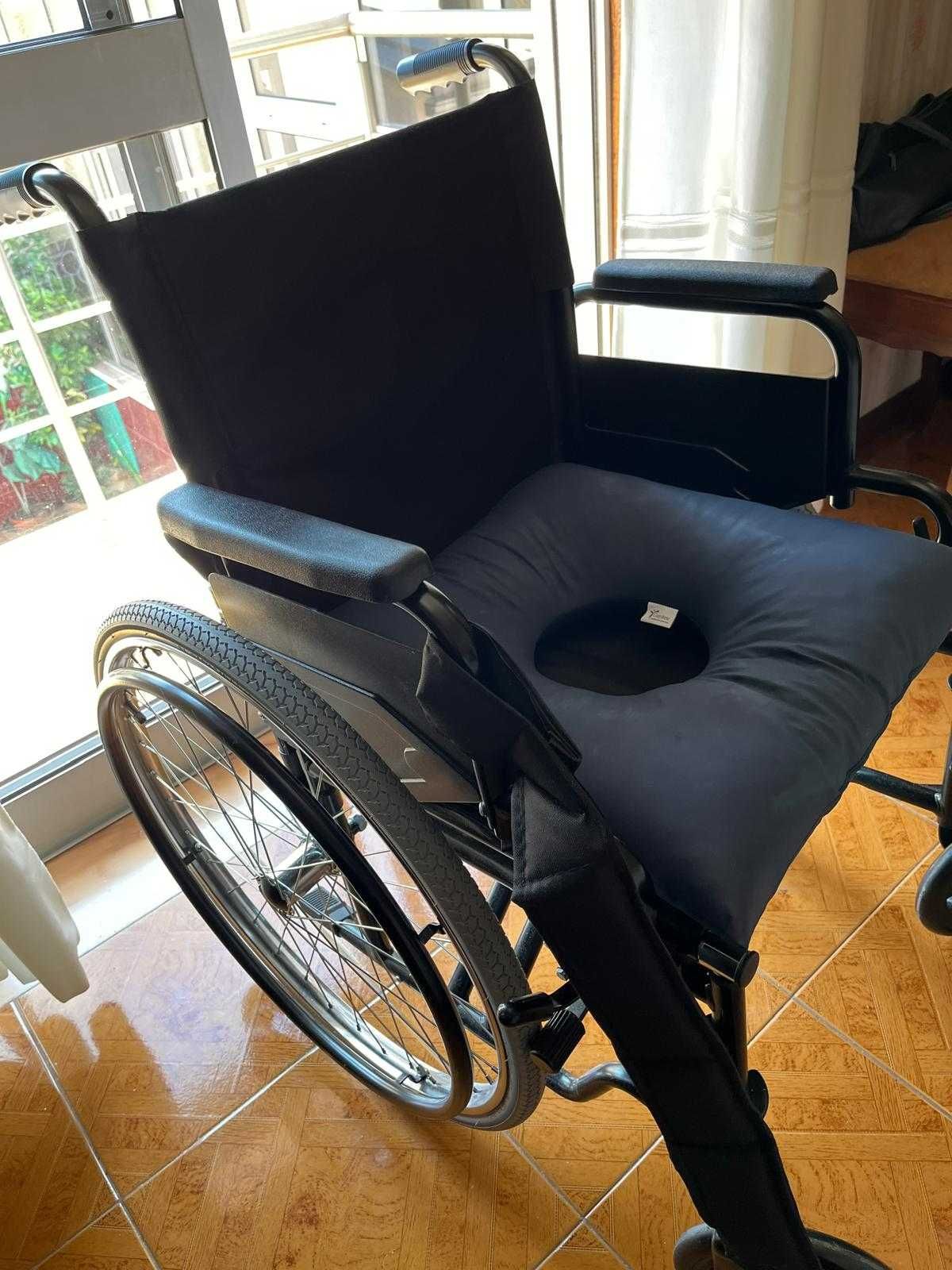 Vendo cadeira de rodas como nova com almofada antiescaras|