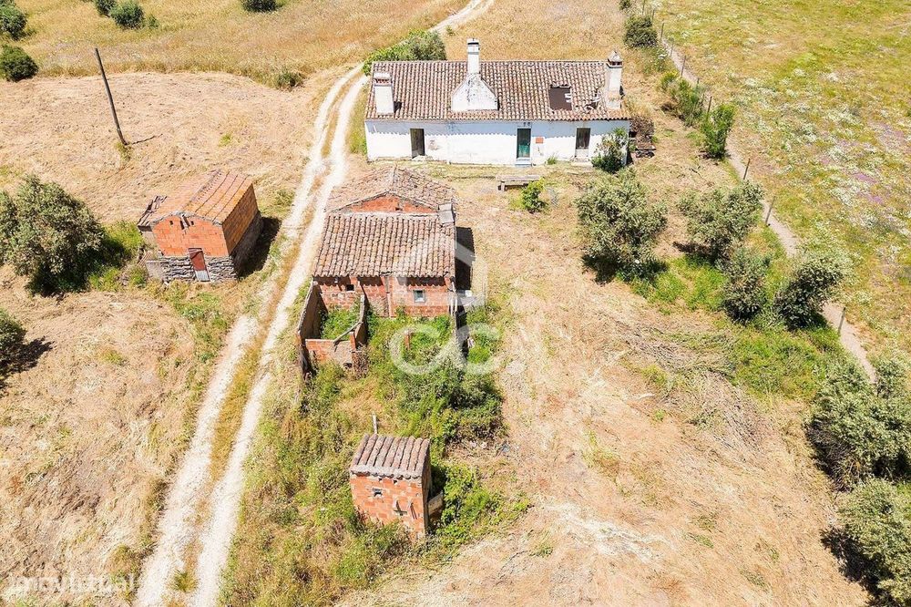 Quinta de 1,2 ha c/ Moradia T3 por Recuperar | Capelins, Alandroal