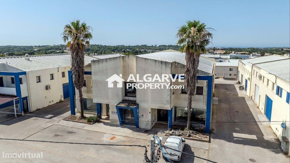 Prédio Comercial com Estacionamento Privado – Zona Industrial de Vilam