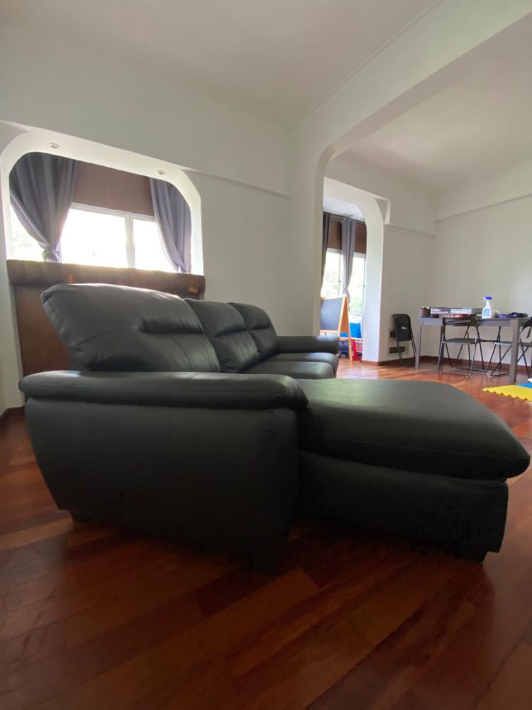 Sofá preto com chaise