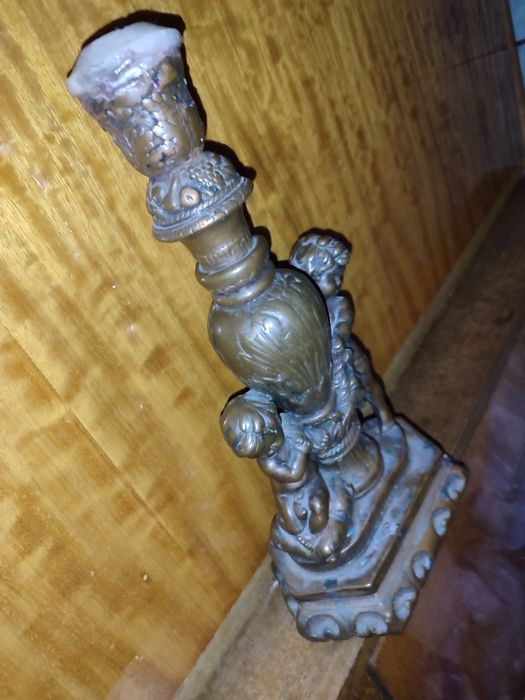 Старий мідний підсвічник з хероїнами