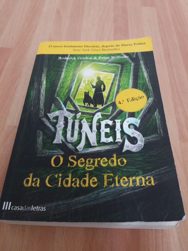 Livro: Túneis - O Segredo da Cidade Eterna