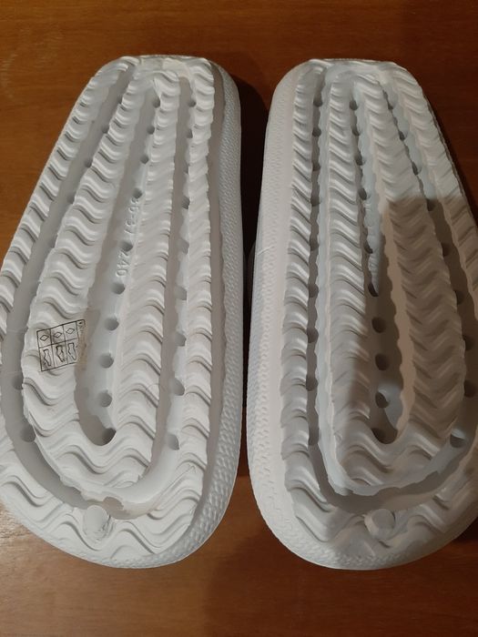 Chinelos brancos de mulher novos