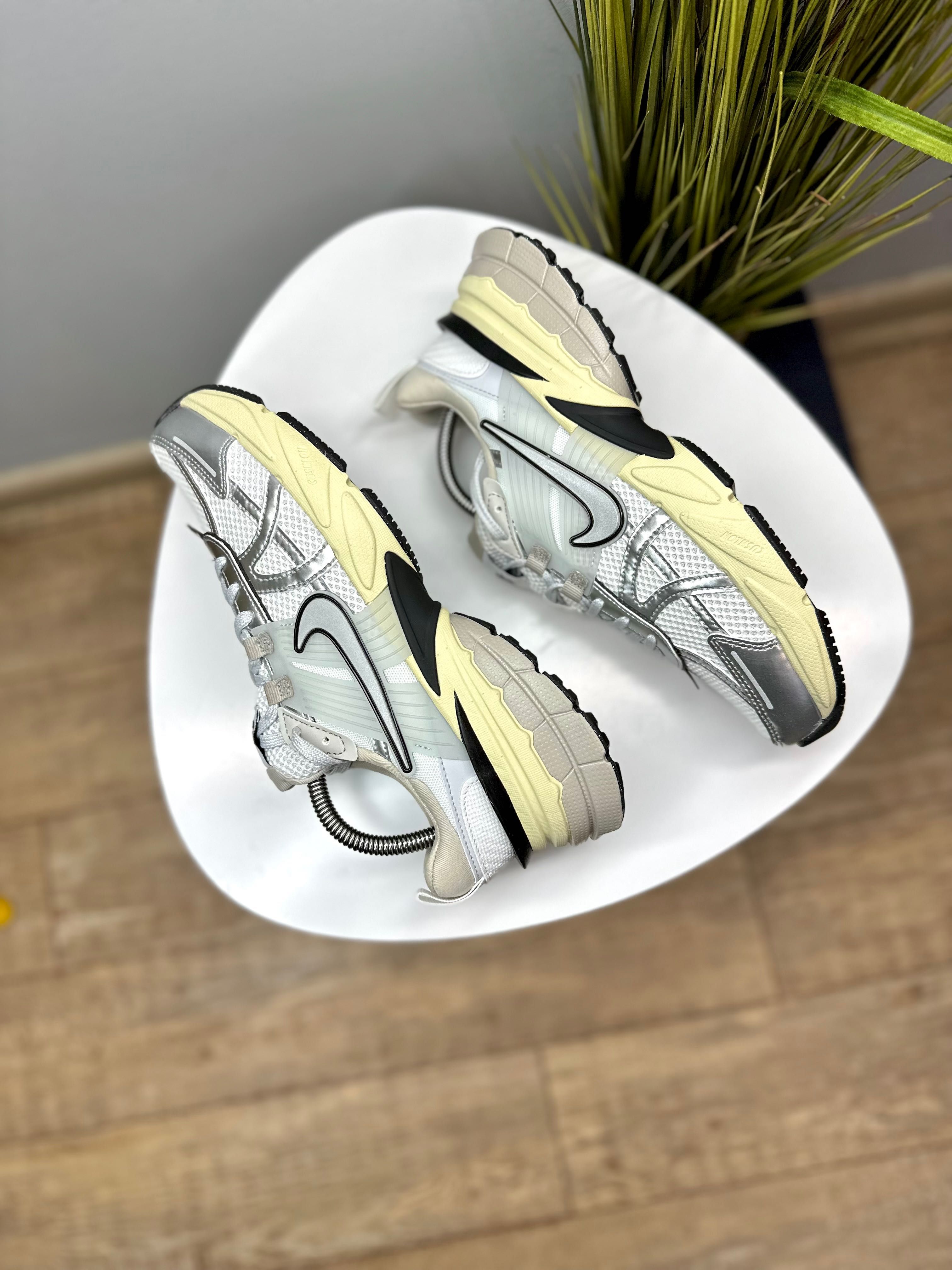 Нові ! Оригінальні жіночі кросівки Nike V2K Run FD0736 100