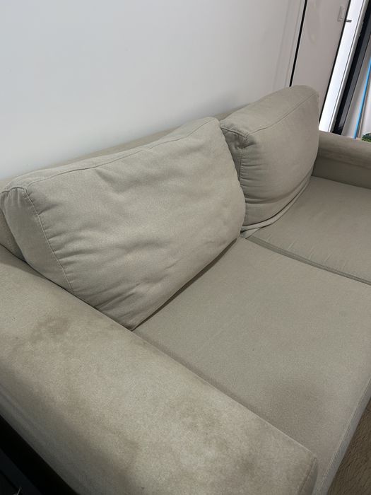 Sofa bege 2 lugares+ apoio de pés