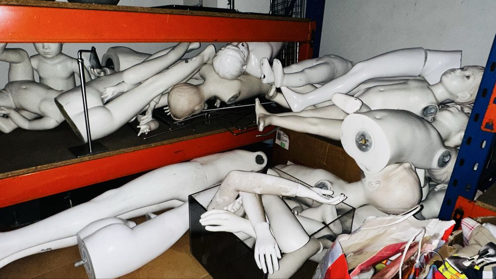 Vários manequins de loja criança