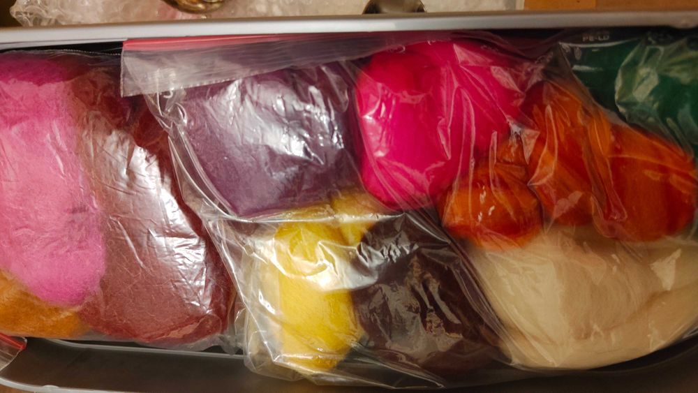 Duże pudło wełny do filcowania