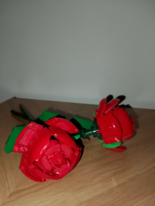 Róże z klocków LEGO