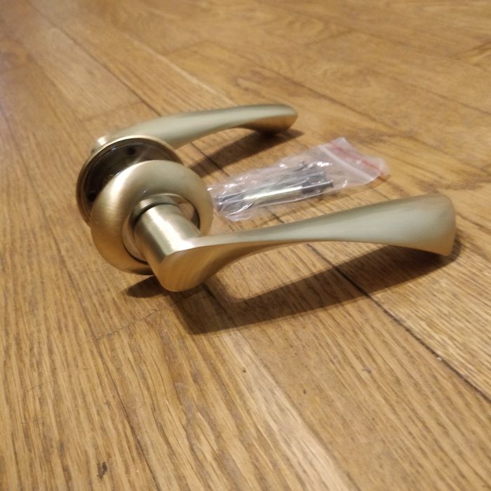 Дверные ручки, замки, фурнитура