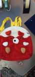 Mochila de peluche vermelho e branco