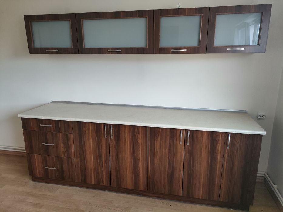 Meble kuchenne w kolorze ciemnego brązu