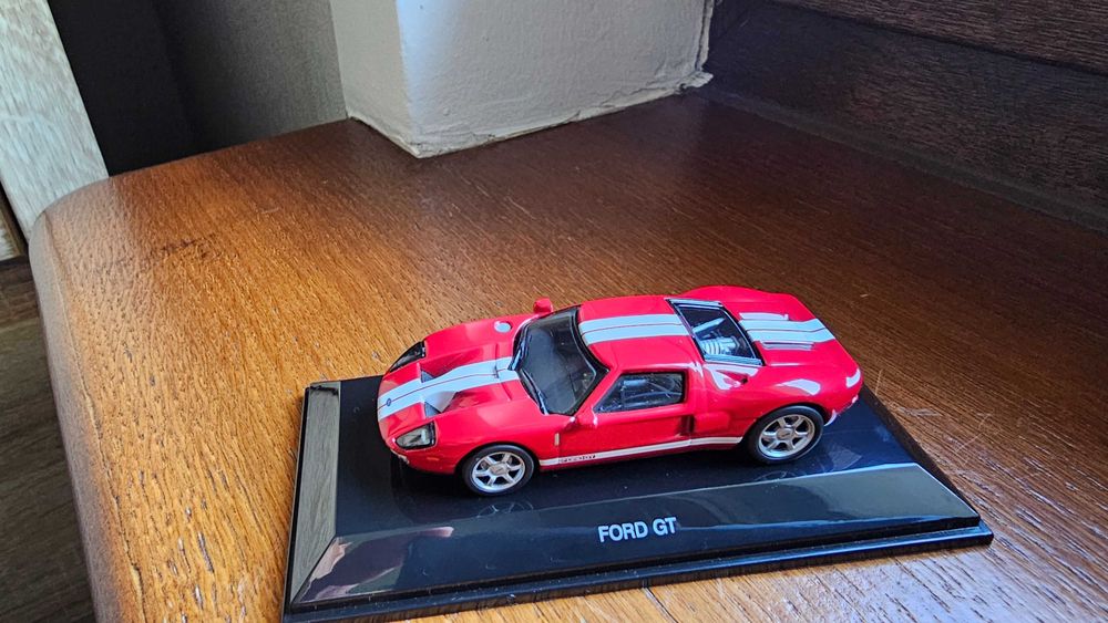 Ford GT Red AutoArt w skali 1:64