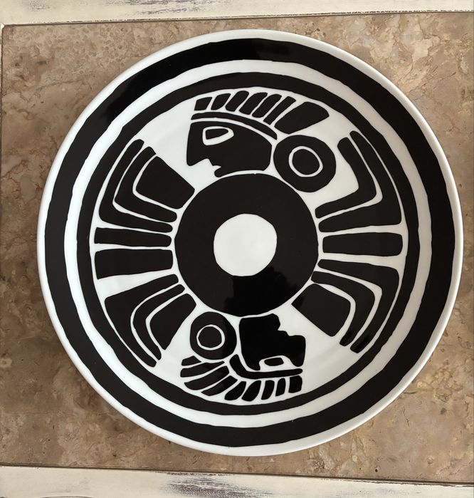 Dois pratos Vista Alegre com gravuras inspiradas na arte precolombina.