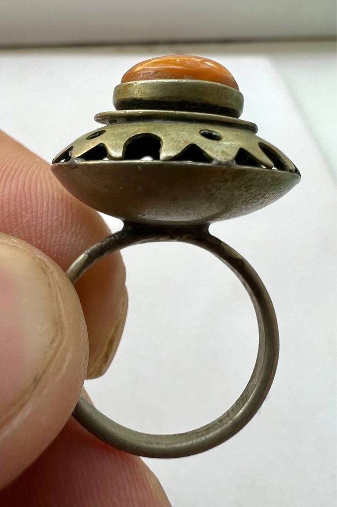 Кольцо с янтарным камнем