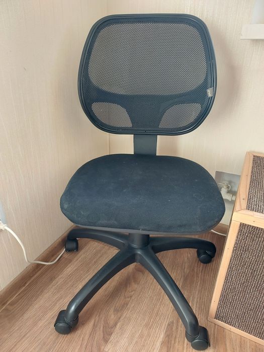 чорне офісне крісло з ручками / стілець на колесах / офисное кресло