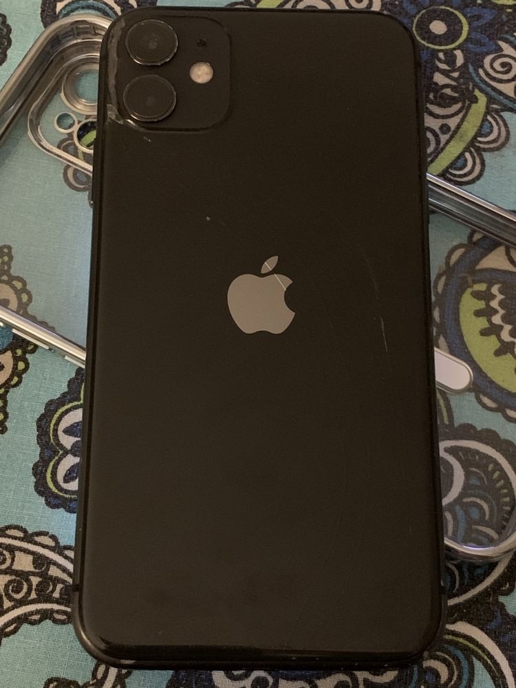 Iphone 11 preto com capa